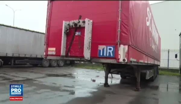 Remorca cu 60 de frigidere, in valoare de 14.000 de euro, furata din Gaesti. Hotii au fost filmati de camere