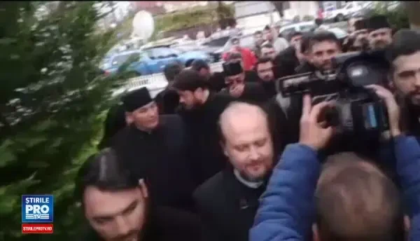 Arhiepiscopul Teodosie a adus 30 de preoti la IPJ Constanta, pe care i-a transformat in bodyguarzi. Explicatia Arhiepiscopiei