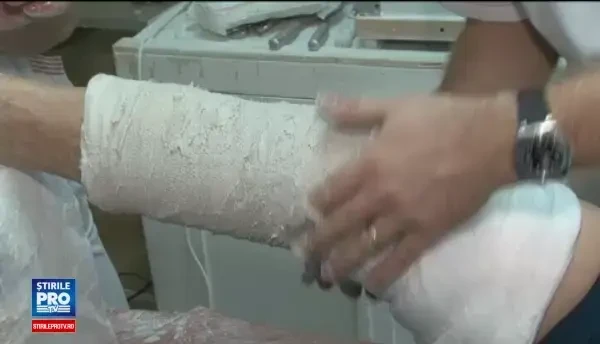 Birocratia ii imbolnaveste pe romani. Cate drumuri trebuie sa faca un pacient cu piciorul in gips pentru concediu medical