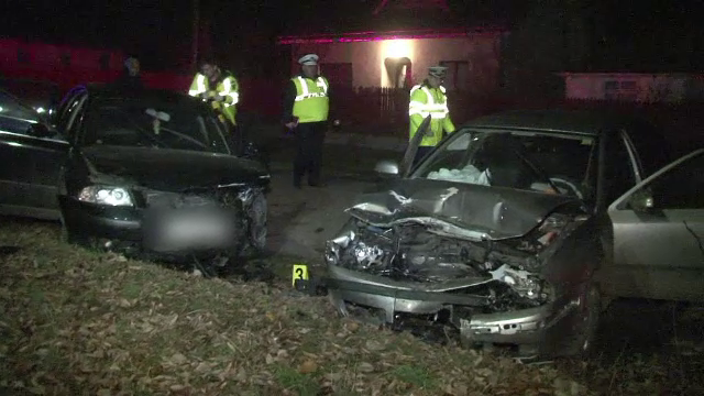 Ciocnire frontala intre doua masini, pe un drum din judetul Botosani. Trei adulti si un copil au ajuns la spital