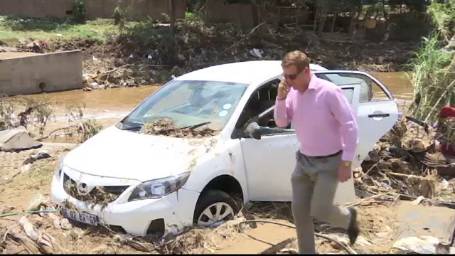 Haos in Johannesburg, din cauza inundatiilor masive. Masini luate pe sus de ape si mai multe persoane disparute