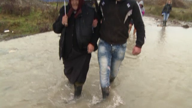 Satul din Romania care e rupt de lume. Localnicii, nevoiti sa traverseze un rau intreg ca sa ajunga la munca sau scoala