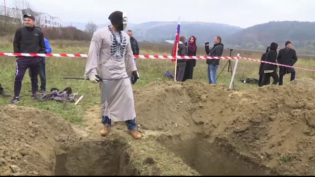 Concurs de sapat morminte la Targul de Servicii Funerare din Slovacia. "Slujba de gropar este cea mai buna din lume"
