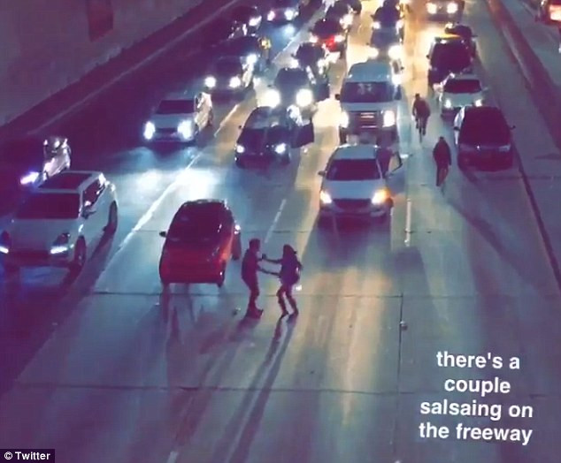 Gestul neasteptat facut de un cuplu aflat la un protest impotriva lui Trump, in Los Angeles. Multimea i-a aplaudat. VIDEO