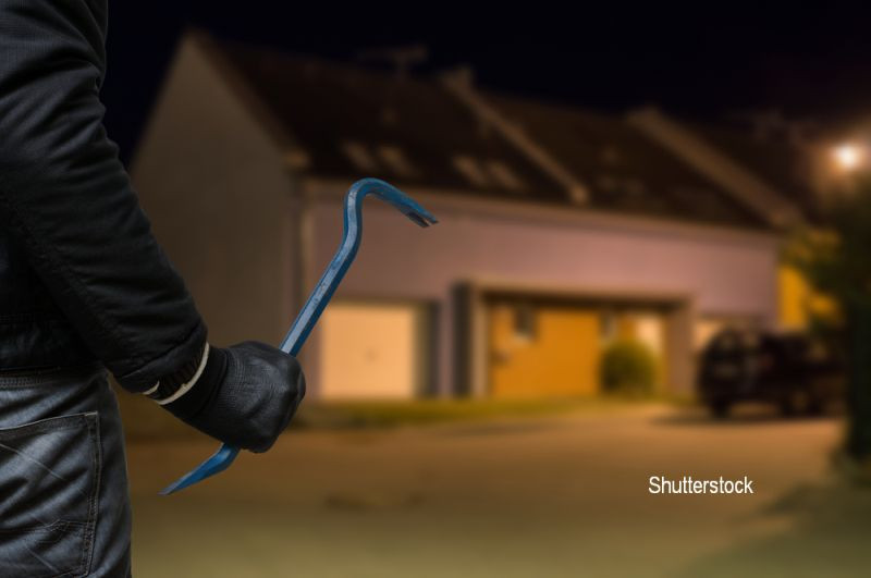 Un barbat, care a incercat sa sparga o casa, s-a catarat pe un gard si a ramas blocat. Ce scuza penibila a invocat VIDEO