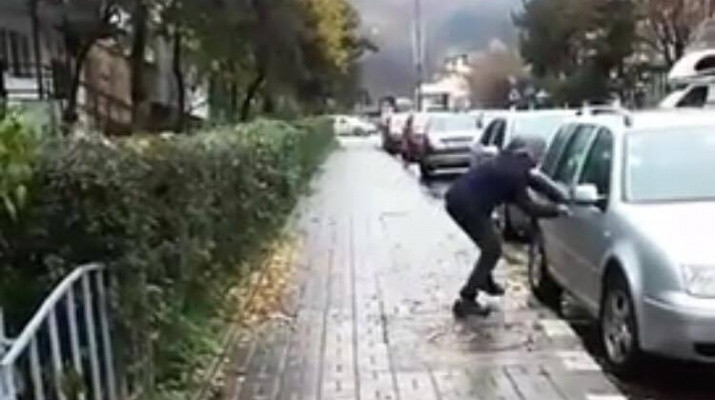Doi minori s-au filmat in timp ce au furat dintr-o masina parcata pe o strada si au postat clipul pe Facebook. VIDEO