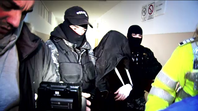 Politistul din Pitesti care a dat foc apartamentului si a tras cu pistolul in vecini, dupa o cearta cu sotia, a fost arestat