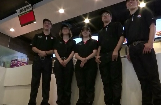 Cinci gemeni cvintupleti, angajatii unui fast-food din Michigan. Cum au reusit sa cucereasca toti clientii