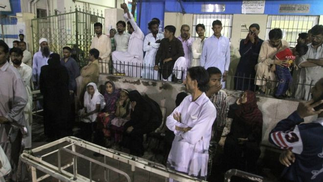 Atac terorist la un templu musulman: 52 de morti si 70 de raniti. ISIS a revendicat atentatul