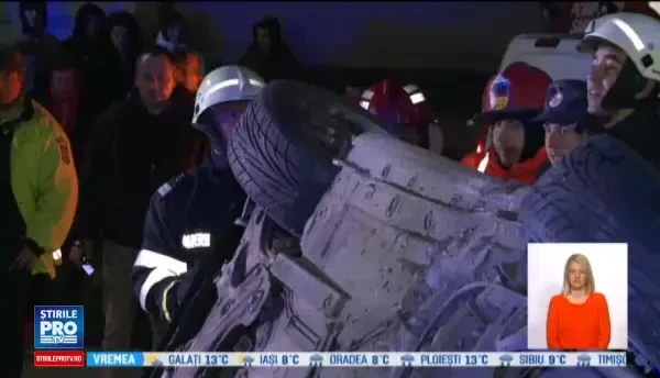 Patru tineri au murit in timp ce se intorceau de la un bal al bobocilor. Soferul de 21 de ani a intrat intr-un cap de pod