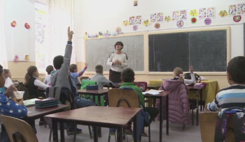 Copii din Dolj, lasati fara lapte si corn de autoritati, desi scoala a inceput de aproape 2 luni. Care este cauza