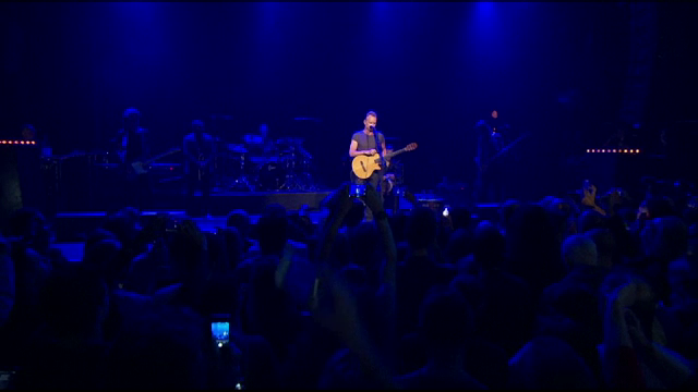 Un an de la atentatele din Paris. Concert Sting la Bataclan pentru supravietuitori si rudele celor ucisi in atacuri