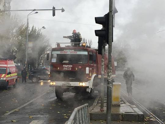 Incendiu in reteaua de canalizare din zona Mihai Bravu. Pompierii au stins focul dupa aproape 6 ore