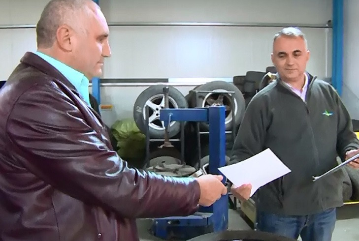 Mannequin Challenge, jocul care a cucerit America, a ajuns si in Romania. Imaginile filmate intr-un service din Targu-Jiu