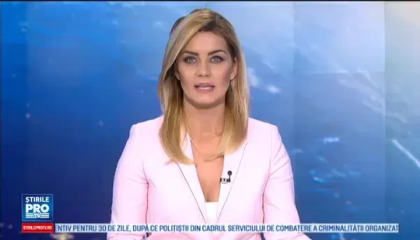 Au fost aprinse luminile in bradul de Craciun din fata Primariei Vienei. Pomul cantareste 7 tone