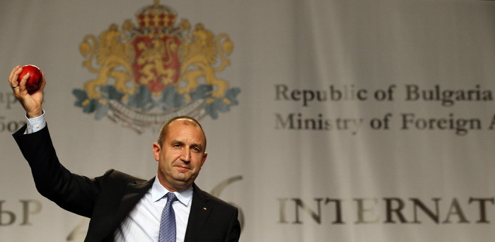 Dupa R. Moldova, si Bulgaria si-a ales presedinte rusofil: "generalul rosu" Rumen Radev. Criza politica la Sofia