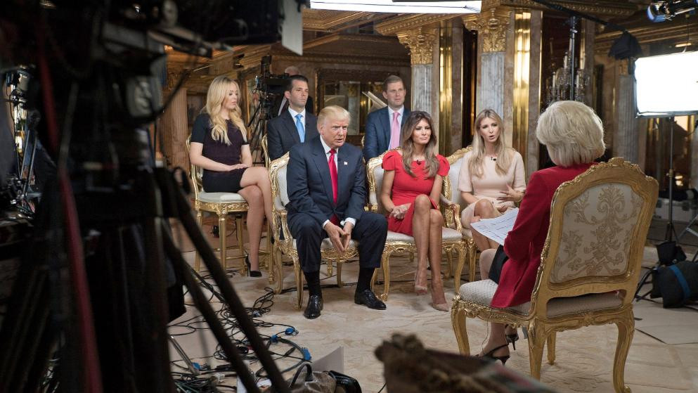 Donald Trump a anuntat ca va renunta la salariul de presedinte. Promisiunea facuta protestatarilor: "Ne vom restabiliza tara"