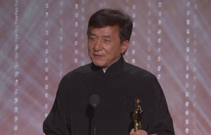 Jackie Chan a primit un Oscar onorific pentru intreaga cariera. "Dupa atatea oase fracturate, in sfarsit e al meu!"