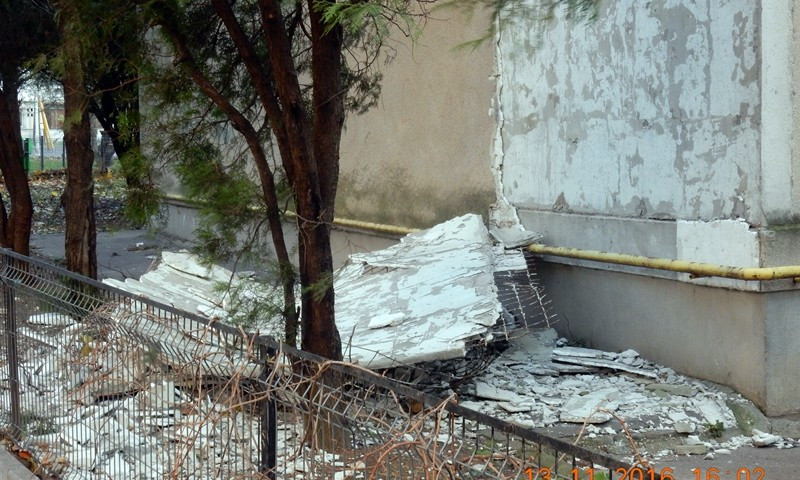 Portiuni din fatada unui bloc situat in sectorul 4 s-au prabusit. Avertismentul lansat de pompieri