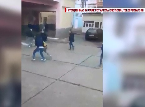 Scene violente surprinse intr-o autogara din Nasaud. Un baiat de 17 ani, snopit in bataie de alti doi adolescenti