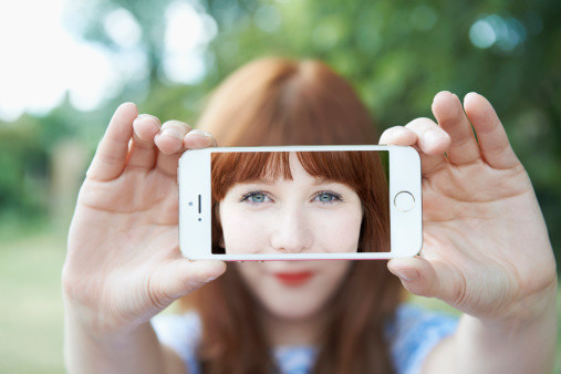 Selfie-ul realizat de o fetita de 13 ani a ajuns subiect de dezbatere pe retelele de socializare. Ce apare in fotografie