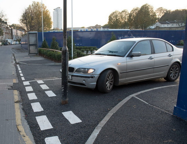 Strada care pune toti soferii in pericol. Cum a ajuns un stalp de iluminat in mijlocul drumului, la Londra. FOTO