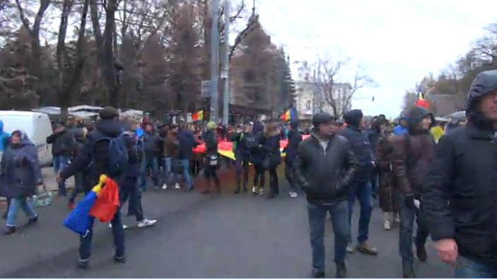 Proteste la Chisinau. Zeci de oameni au iesit in strada si cer repetarea alegerilor prezidentiale. LIVE VIDEO