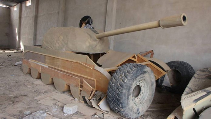 ISIS a ajuns sa foloseasca tancuri de lemn si manechine de jihadisti in Irak. "Arata cat de slabi au devenit"