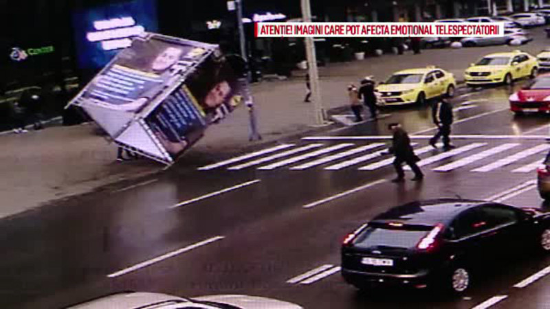 Batran de 79 de ani, doborat si tarat pe strada de un panou publicitar. Reactia celui care l-a montat. VIDEO