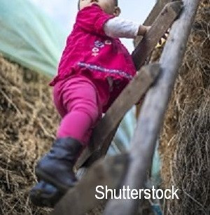 Un bebelus care s-a catarat pe o scara a inceput sa alunece exact cand a ajuns tatal sau la el. Ce a patit pruncul VIDEO