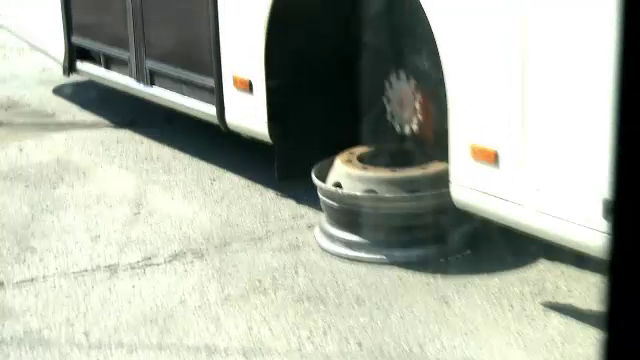 CAMERA ASCUNSA: cat de sigure sunt autobuzele RATB. Inspectia tehnica o face portarul, doar uitandu-se pe geamul biroului