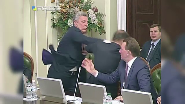 Doi politicieni ucraineni s-au luat la bataie la o reuniune parlamentara. De la ce a pornit disputa si cine a "castigat"