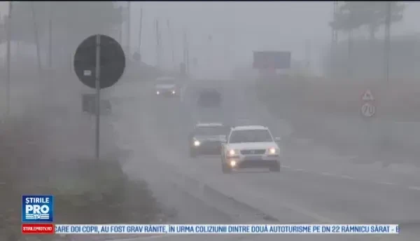 Trafic blocat pe DN 7A, in Hunedoara si Valcea, din cauza zapezii si a copacilor doborati de vant. Starea drumurilor. FOTO