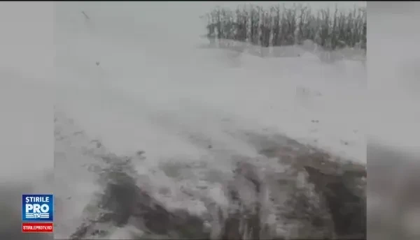 Ultimele 24 de ore, cu frig si viscol, au lasat in urma sate izolate, soferi blocati si drumuri impracticabile