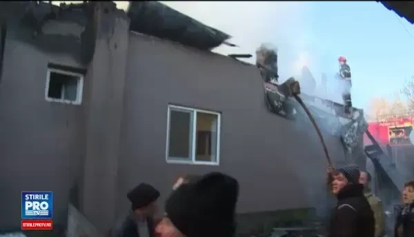 Un incendiu violent a mistuit trei case in judetul Dambovita. Flacarile au pornit de la un cos infundat al unei sobe