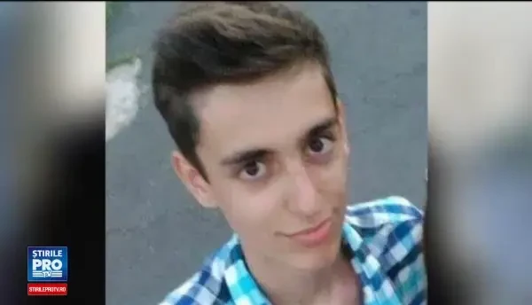 Ucigasul tanarului de 18 ani din Iasi, fiul unui ofiter SRI, cautat de politisti. Vecinilor le este frica sa iasa din casa