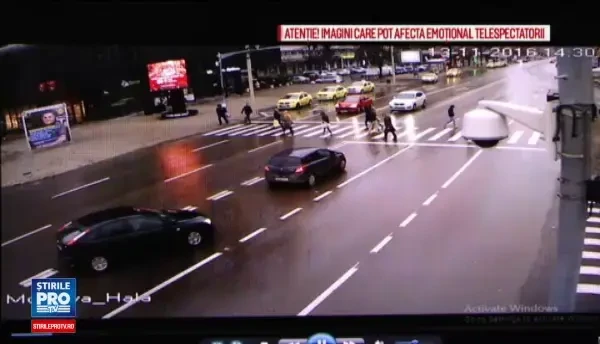 Un batran a fost doborat de un panou, in centrul orasului Iasi. Scena socanta, filmata de camerele de supraveghere