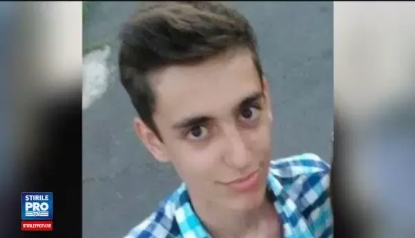 Ucigasul tanarului de 18 ani, fiul unui ofiter SRI, este cautat de politisti. Anchetatorii iau in calcul o razbunare pe tata