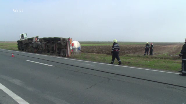 Pericol de explozie in Vaslui. O cisterna cu 13 tone de gaz petrol lichefiat s-a rasturnat la marginea drumului