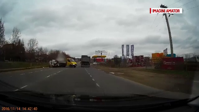 Accident filmat cu camera de bord, in Targu Frumos. Un sofer ocupat cu mobilul a spulberat o alta masina din trafic