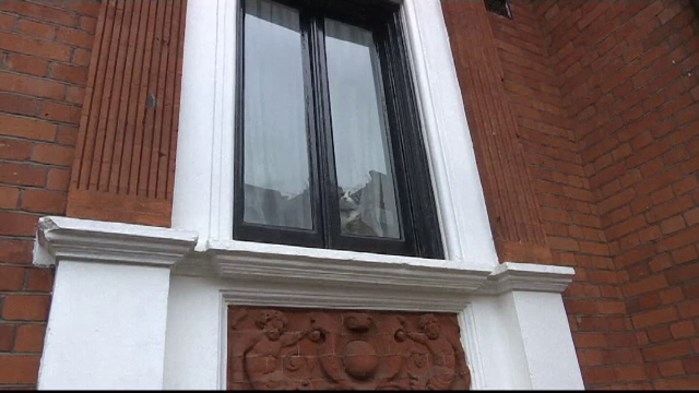 Julian Assange, interogat de oficiali suedezi la Ambasada Ecuadorului din Londra. Cine a aparut la fereastra dupa audiere