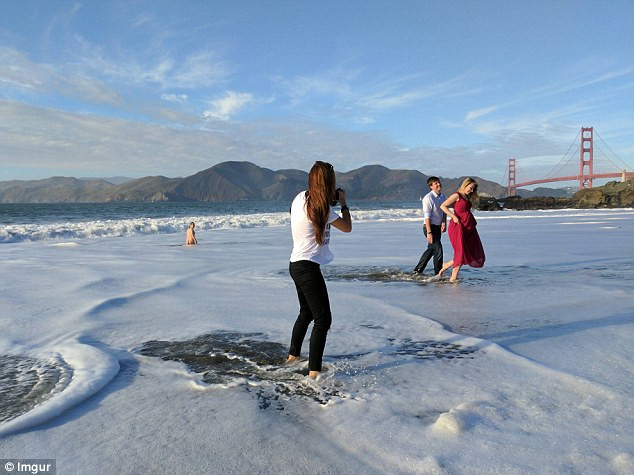 Au intrat in valurile marii pentru o sedinta foto. Surpriza neplacuta care le-a stricat momentul romantic