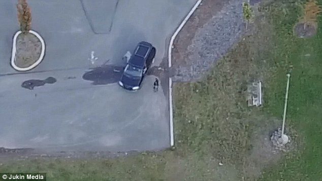 Si-a urmarit sotia cu o drona, iar imaginile l-au distrus. Ce facea femeia intr-o parcare. VIDEO