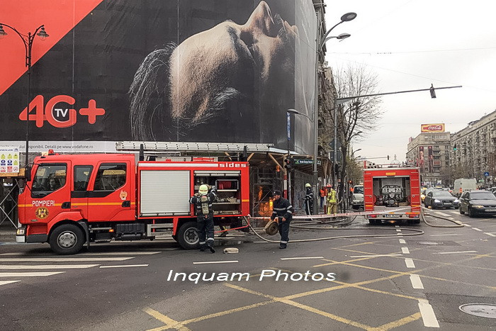 Pompier ranit in timpul unui incendiu la o conducta de gaze, in centrul Capitalei. "Dintr-o data a bubuit ceva sub scaun"