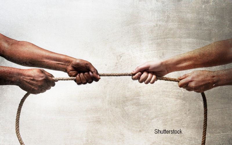 Doi sud-africani albi l-au bagat pe un barbat de culoare intr-un sicriu de lemn si au filmat totul. Ce a patit victima VIDEO