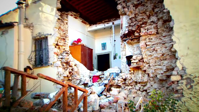 Traiesc cu frica si au ramas pe drumuri, dar nu se intorc acasa. Viata romanilor din Italia dupa cutremure