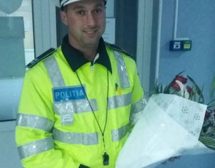 O femeie a nascut in masina, in timp ce un echipaj de politie o escorta in trafic. Cum s-a terminat aventura