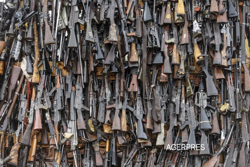 Peste 5200 de arme de foc au fost arse de autoritatile kenyene. Motivul pentru care a fost luata aceasta decizie VIDEO