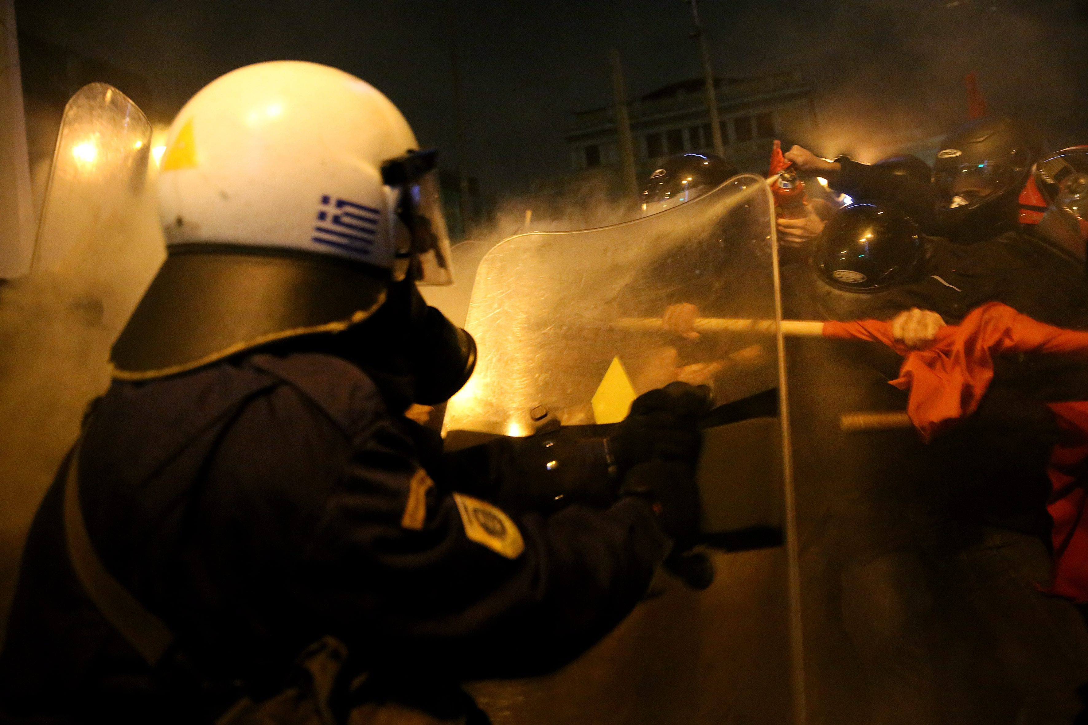 Proteste violente in Atena, in timpul vizitei lui Barack Obama. Politia a folosit gazele lacrimogene. VIDEO