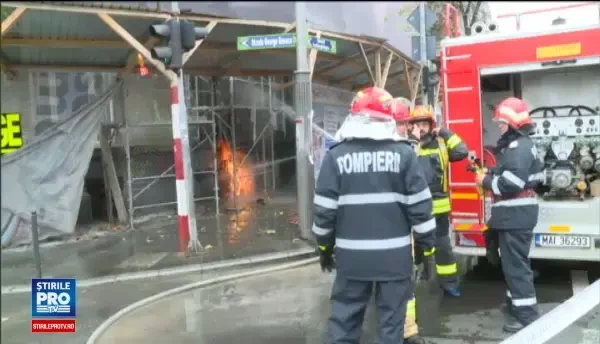 Pompier ranit in timpul unui incendiu la o conducta de gaze, in centrul Capitalei. Dintr-o data a bubuit ceva sub scaun